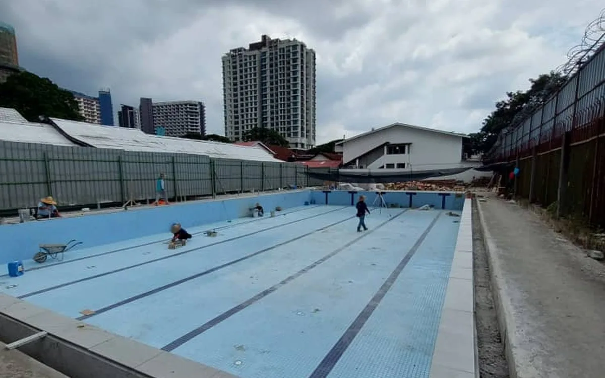 Clean swimming pool water