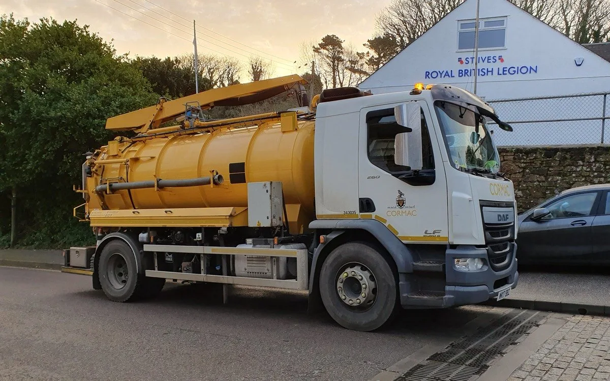 Sludge tanker truck